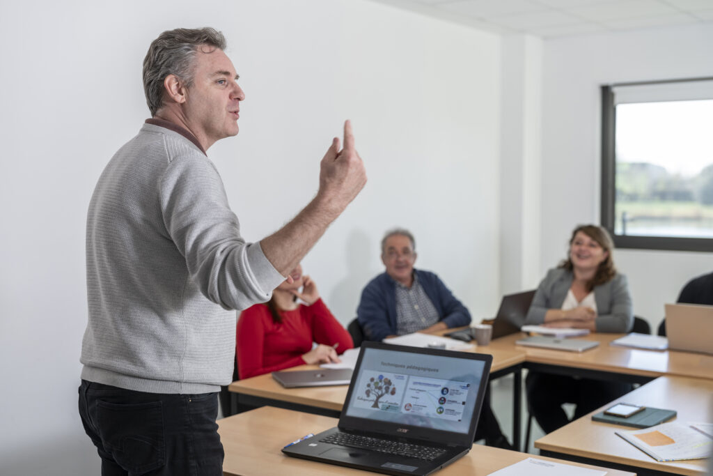 Le métier de formateur professionnel d'adultes illustré par un formateur en action.