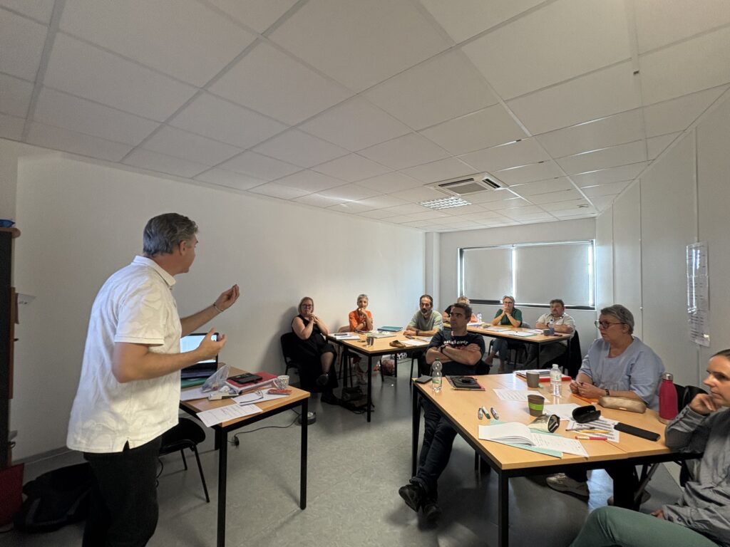 Groupe d'étudiant écoutant un formateur ECP